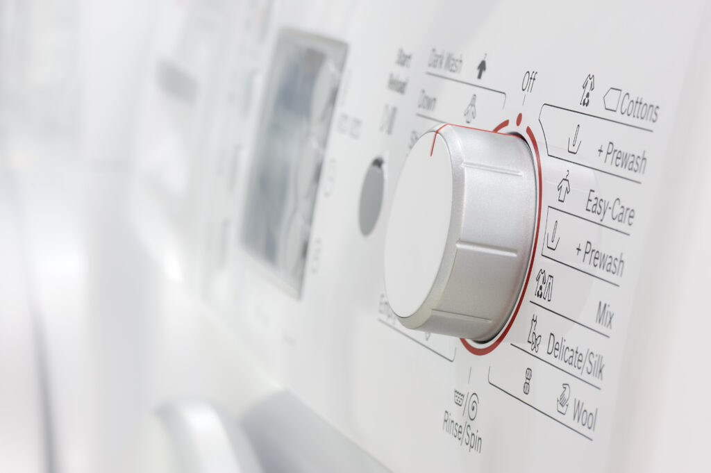 Waschmaschine in der Nahaufnahme. Diese hat keine Einstellung für die Entfernung von Brandgeruch in Kleidung.