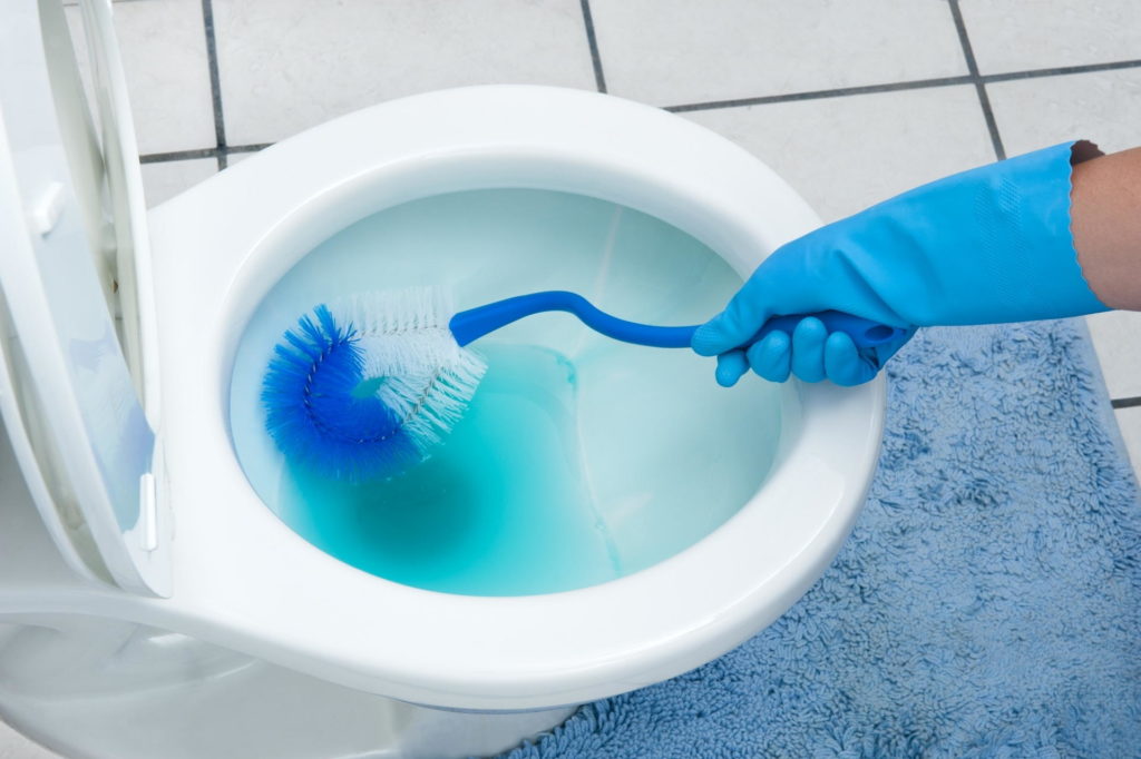 Toilette reinigen um Uringeruch zu entfernen