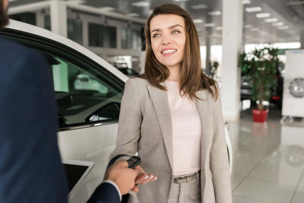 Frau Kauft gebrauchtes Raucherauto im Autohaus