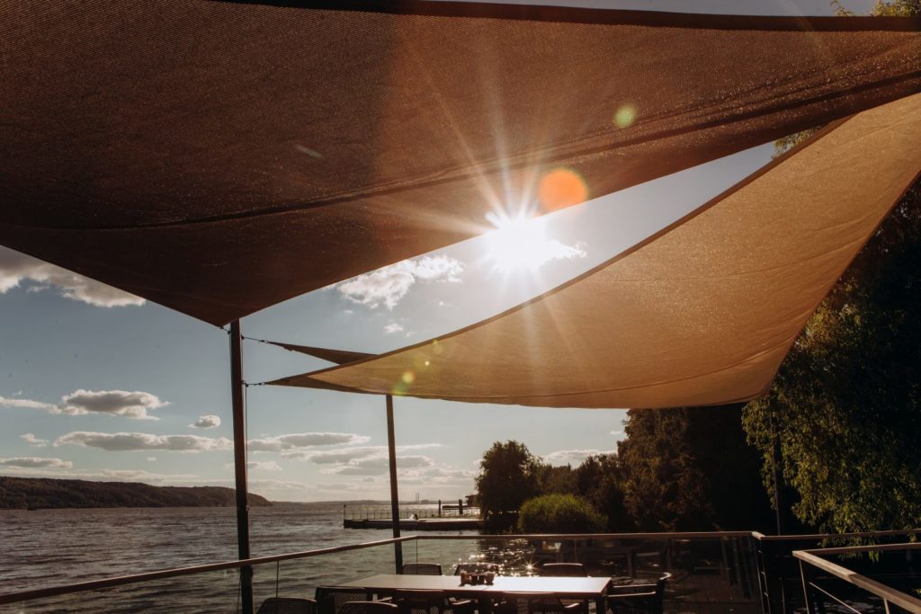 Restaurantterrasse mit Markisensegel / Sonnensegel