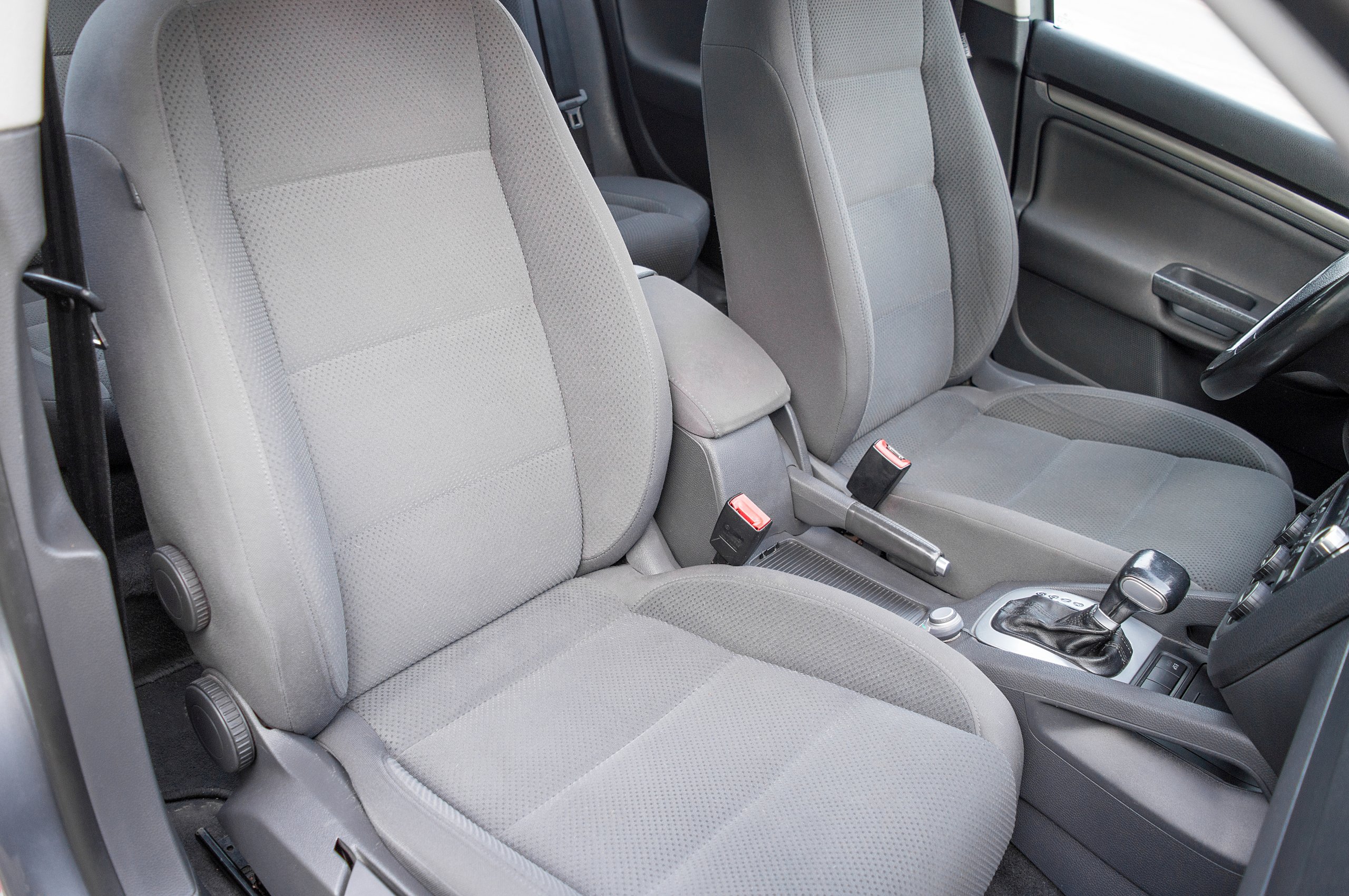 Autositze reinigen: Flecken und Gerüche entfernen - Wissen