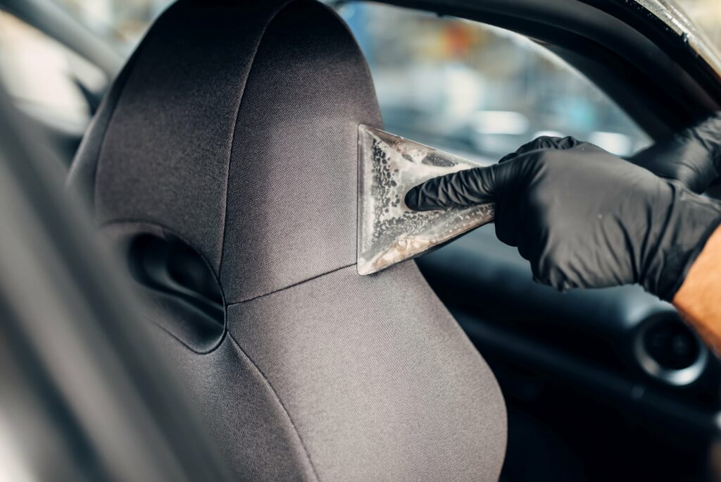 Autositze werden mit einem Nass-Sauger gereinigt.